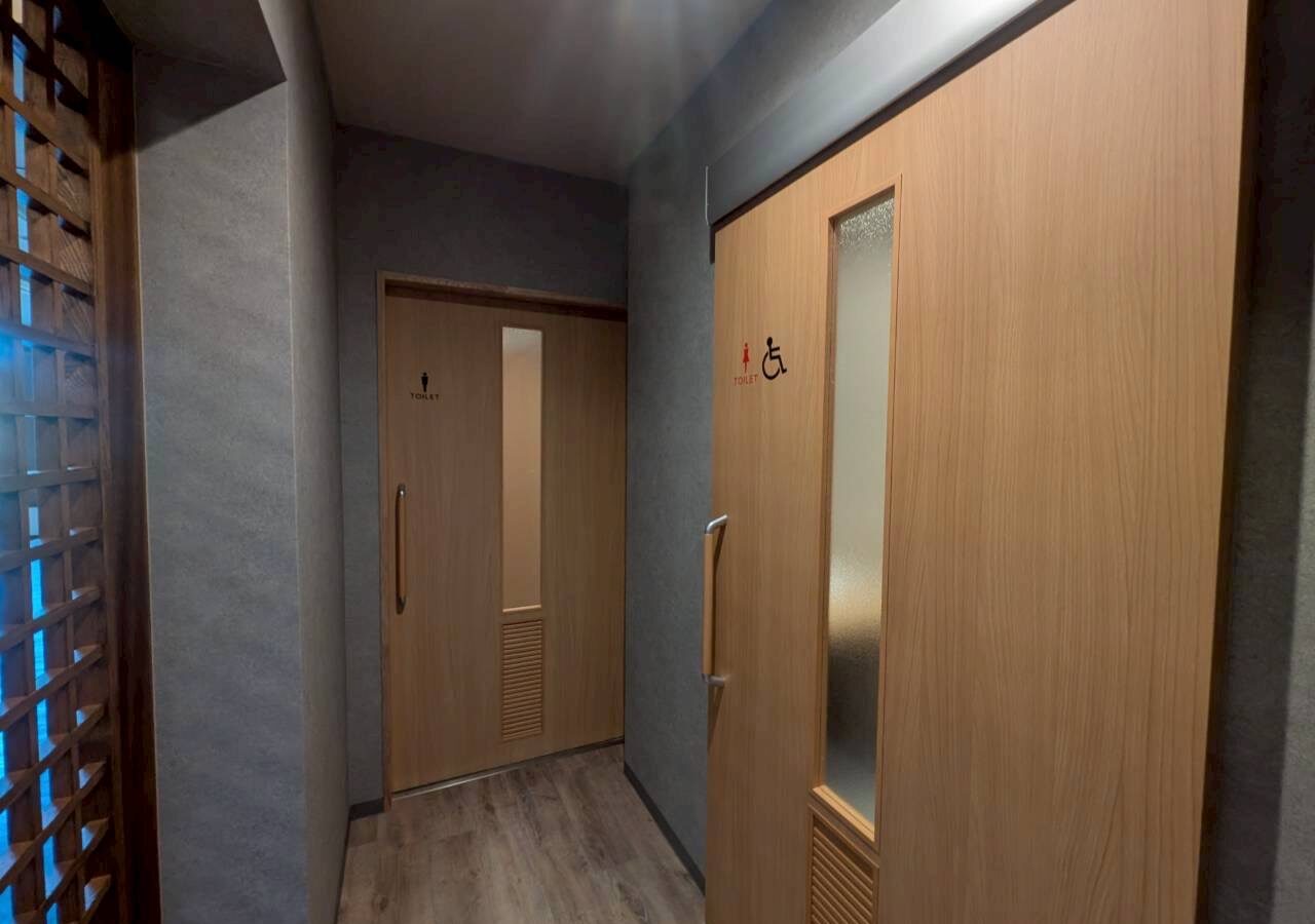 車椅子対応トイレへの改修工事。