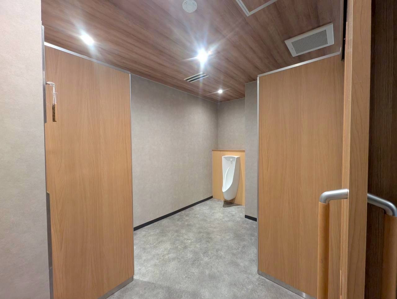  車椅子対応トイレへの改修工事。