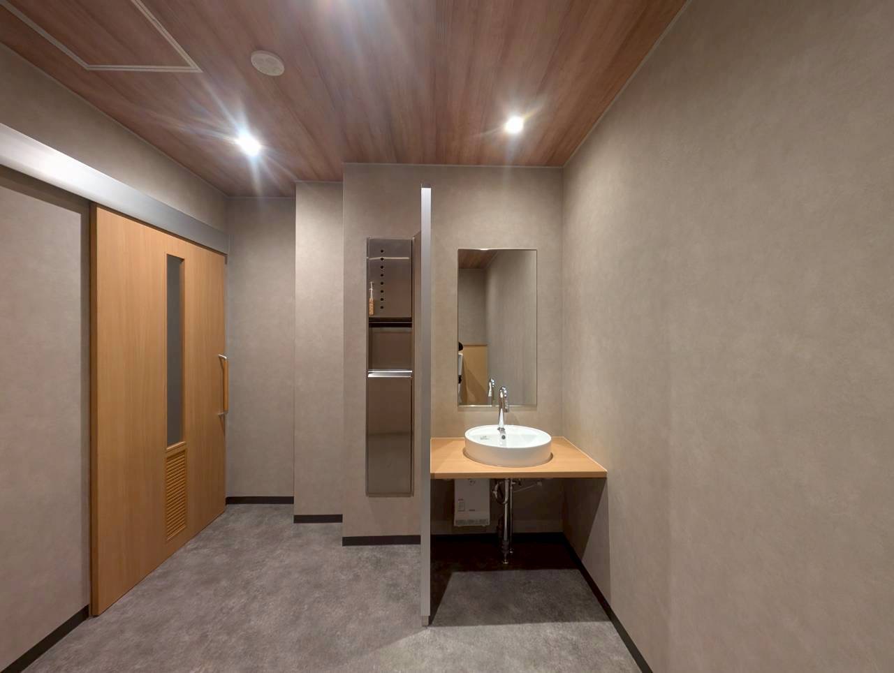  車椅子対応トイレへの改修工事。