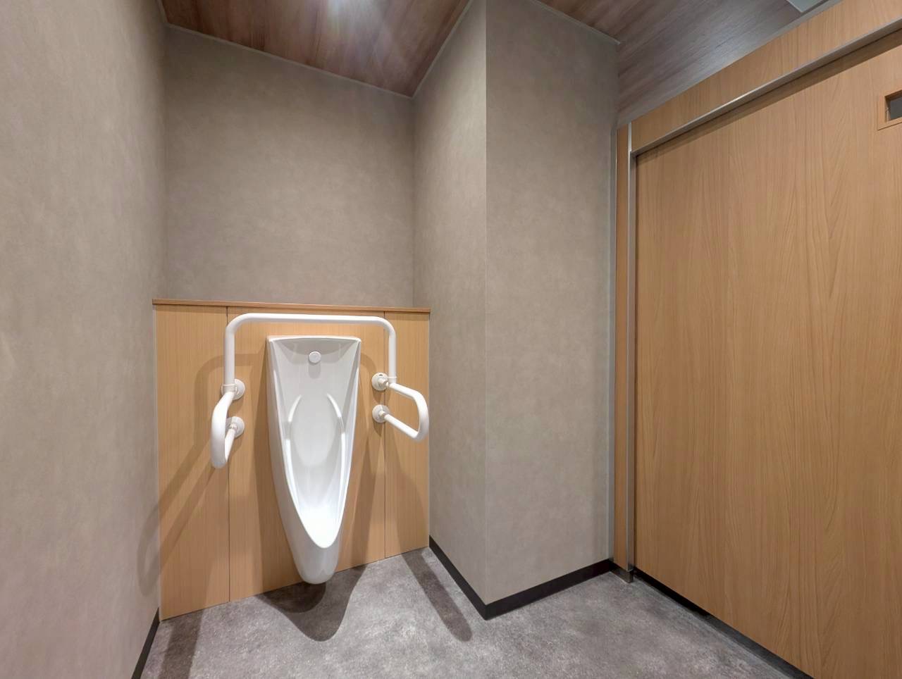  車椅子対応トイレへの改修工事。