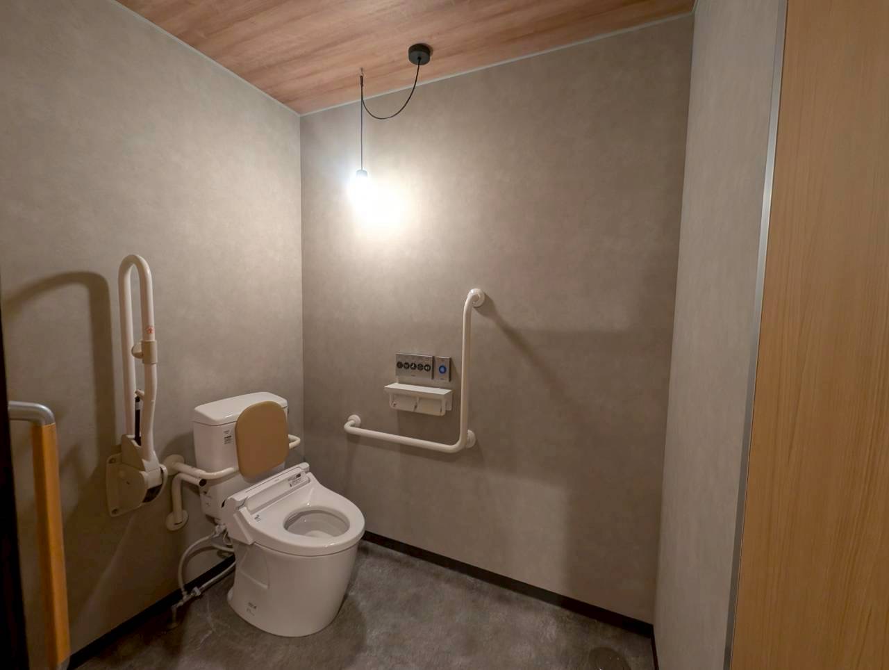  車椅子対応トイレへの改修工事。