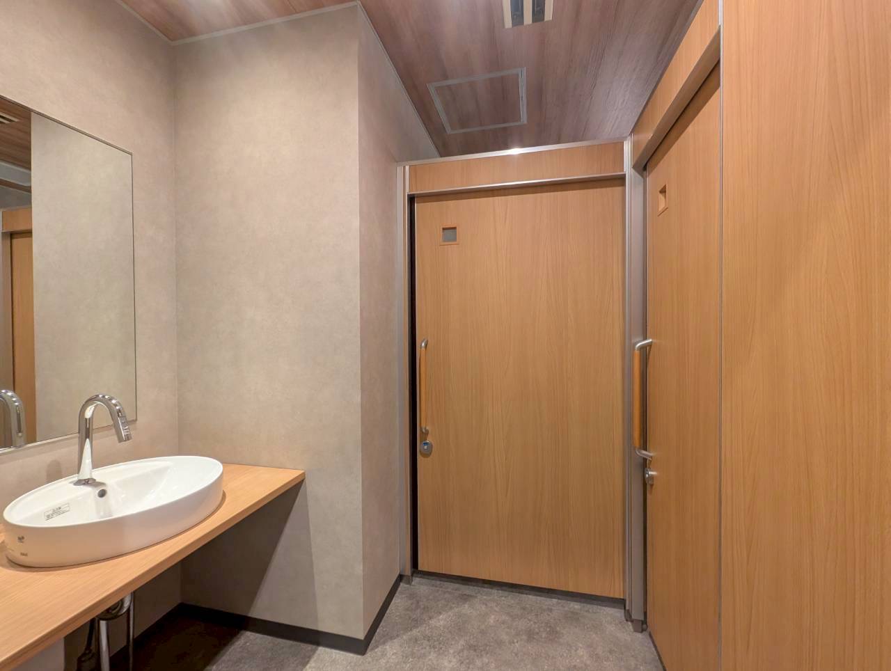  車椅子対応トイレへの改修工事。